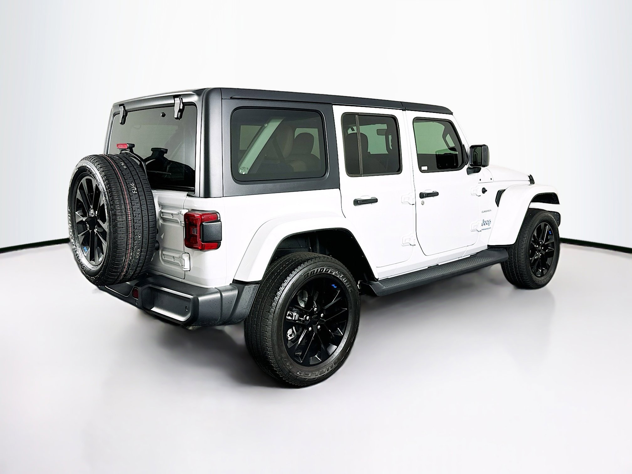 Used 2023 Jeep Wrangler Sahara w/ Cold Weather Group image 9