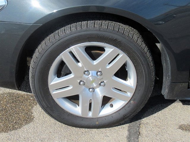 Used 2015 Chevrolet Impala LT w/ LT Sunroof Package image 11