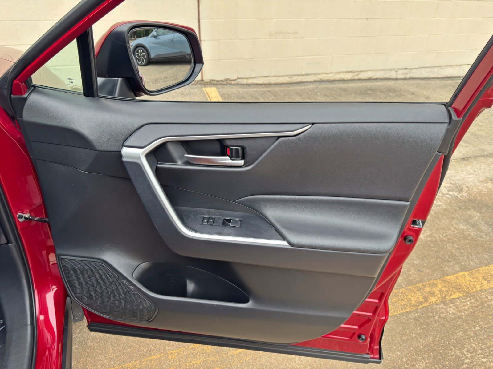 Used 2025 Toyota RAV4 XLE w/ Convenience Package FWD image 42