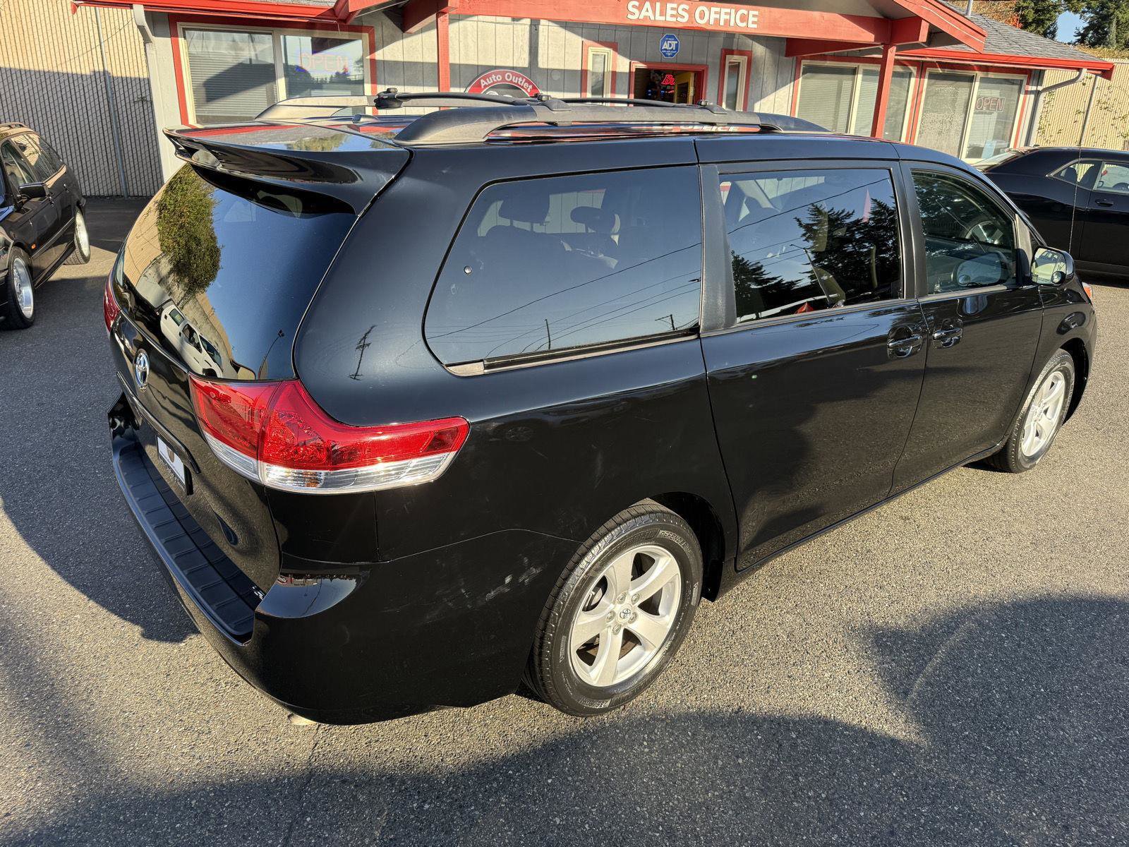 Used 2012 Toyota Sienna LE image 8