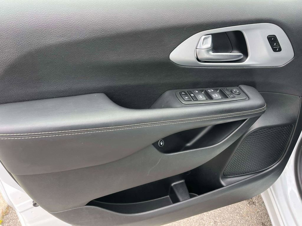 Used 2024 Chrysler Pacifica Limited FWD image 13