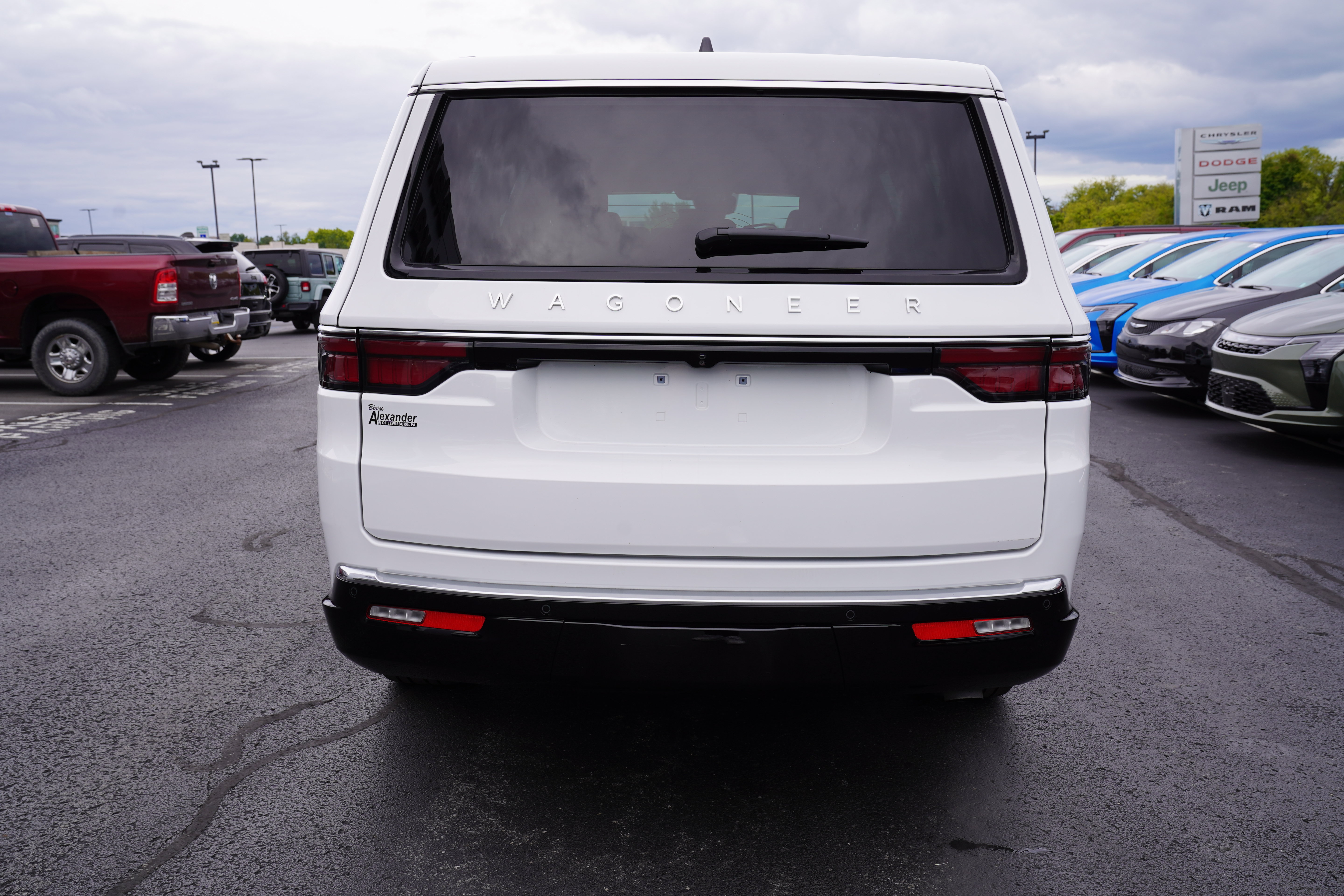 Used 2025 Jeep Wagoneer L Series II w/ 8-pass Seating Package AWD/4WD image 8