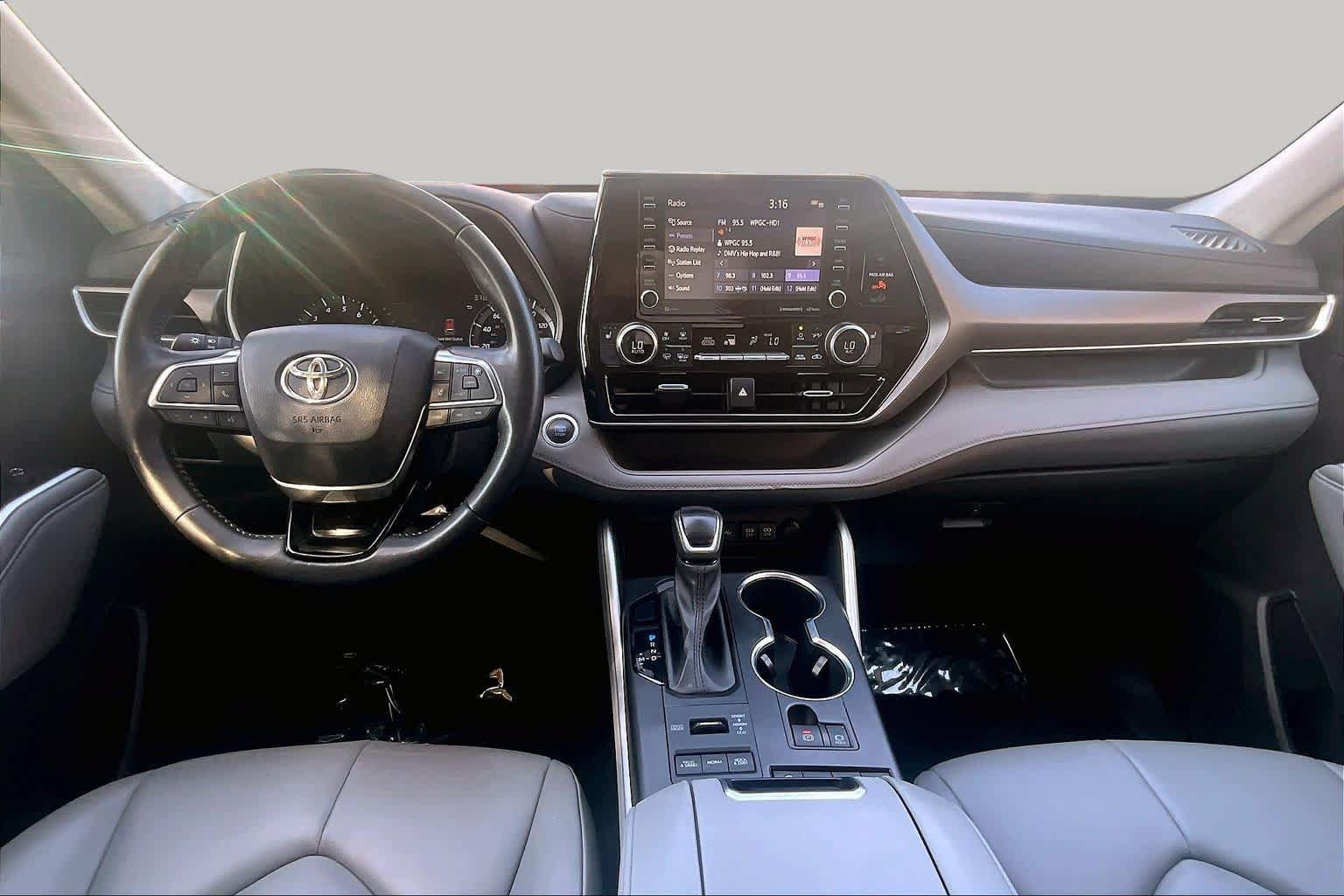 Used 2020 Toyota Highlander XLE AWD/4WD image 16