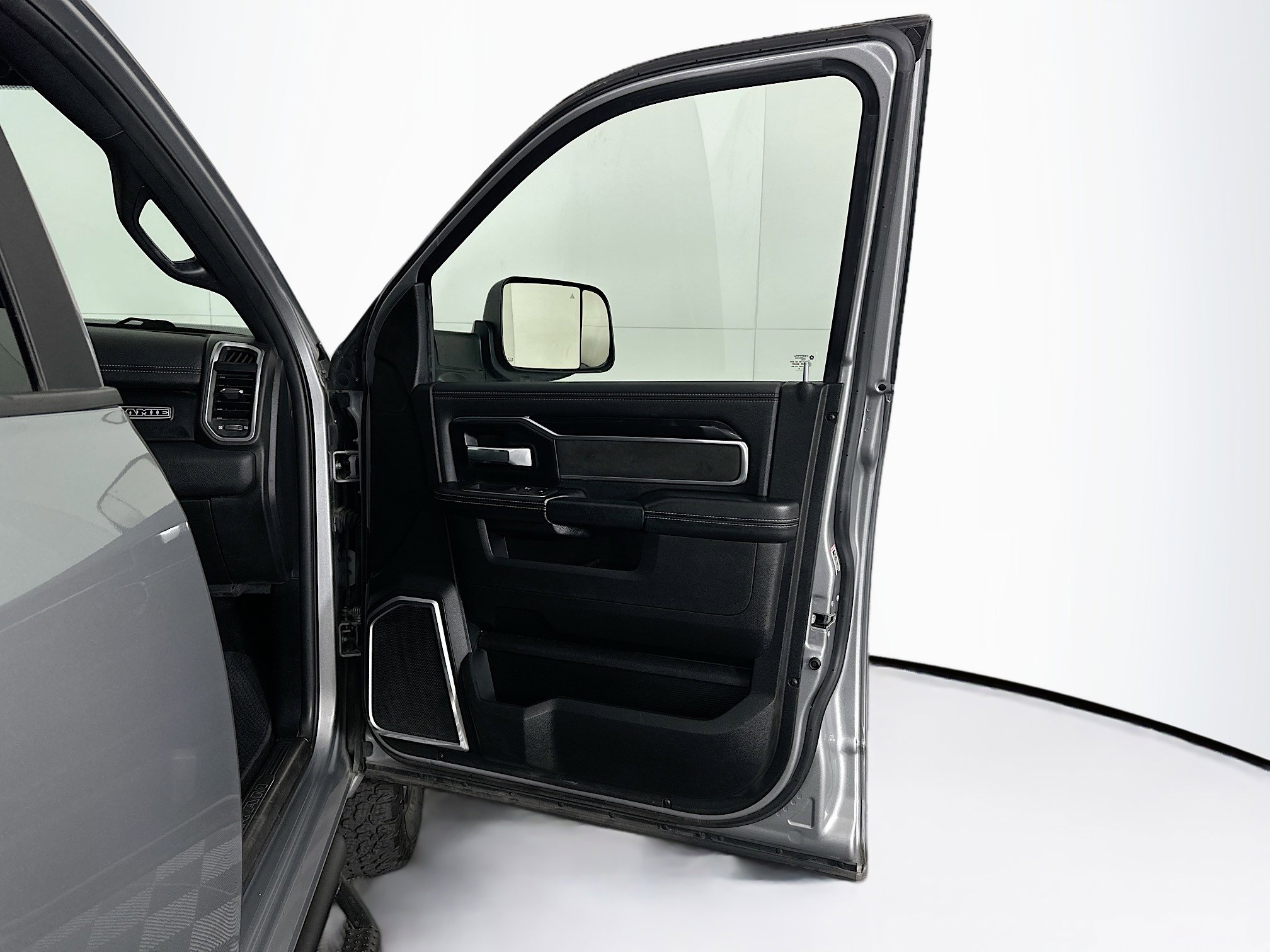 Used 2021 RAM 2500 Laramie w/ Night Edition image 31