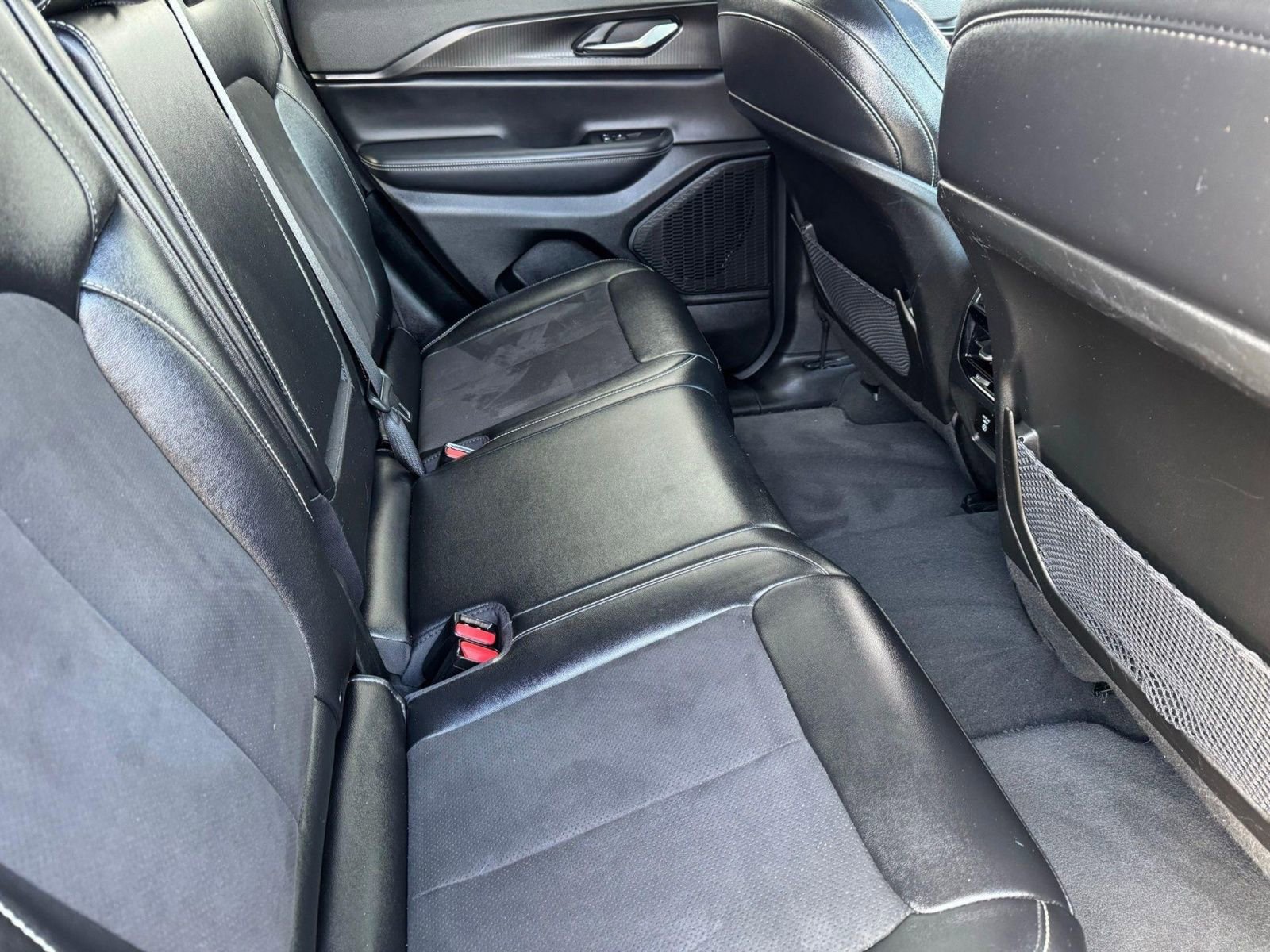 Used 2023 Jeep Grand Cherokee Altitude image 13