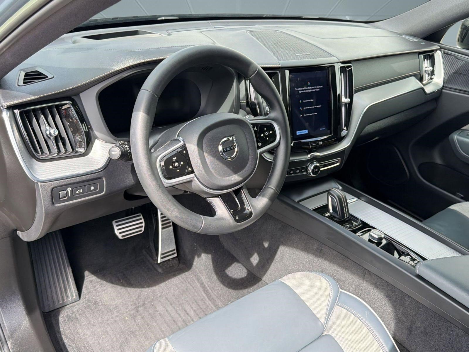 Used 2022 Volvo XC60 T8 R-Design w/ Advanced Package image 4