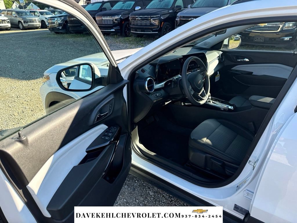 Used 2025 Chevrolet Trax LT FWD image 9