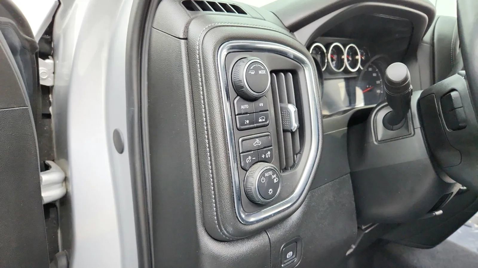 Used 2020 Chevrolet Silverado 1500 LT w/ All-Star Edition image 17