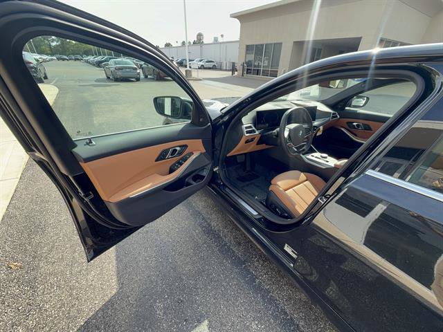 New 2025 BMW 330i xDrive Sedan w/ Convenience Package AWD/4WD image 31