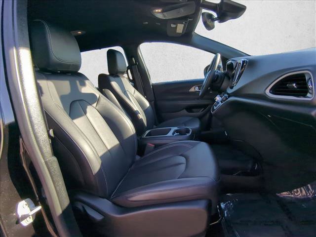 Used 2025 Chrysler Pacifica Select image 20