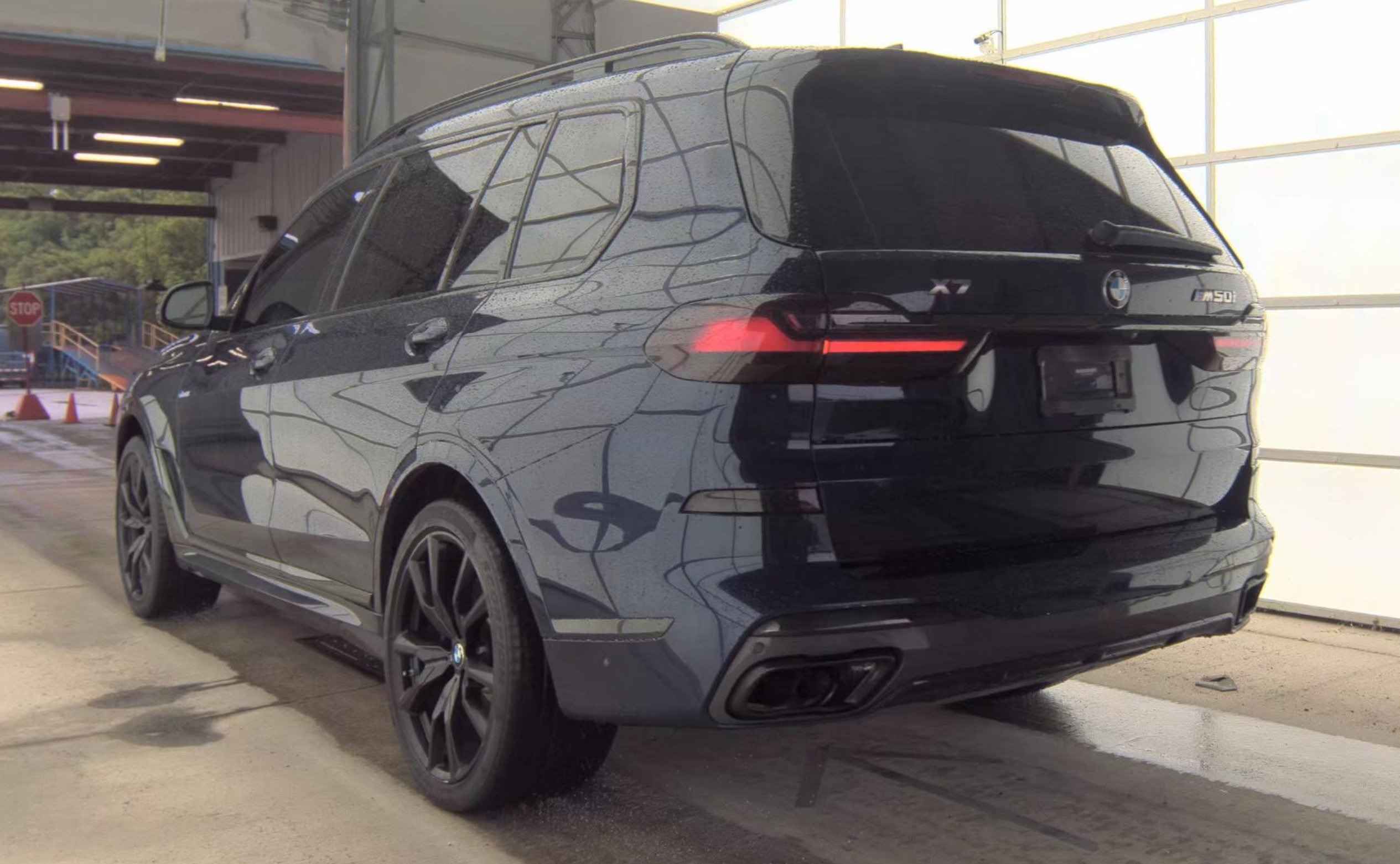 Used 2020 BMW X7 M50i w/ Dynamic Handling Package AWD/4WD image 5