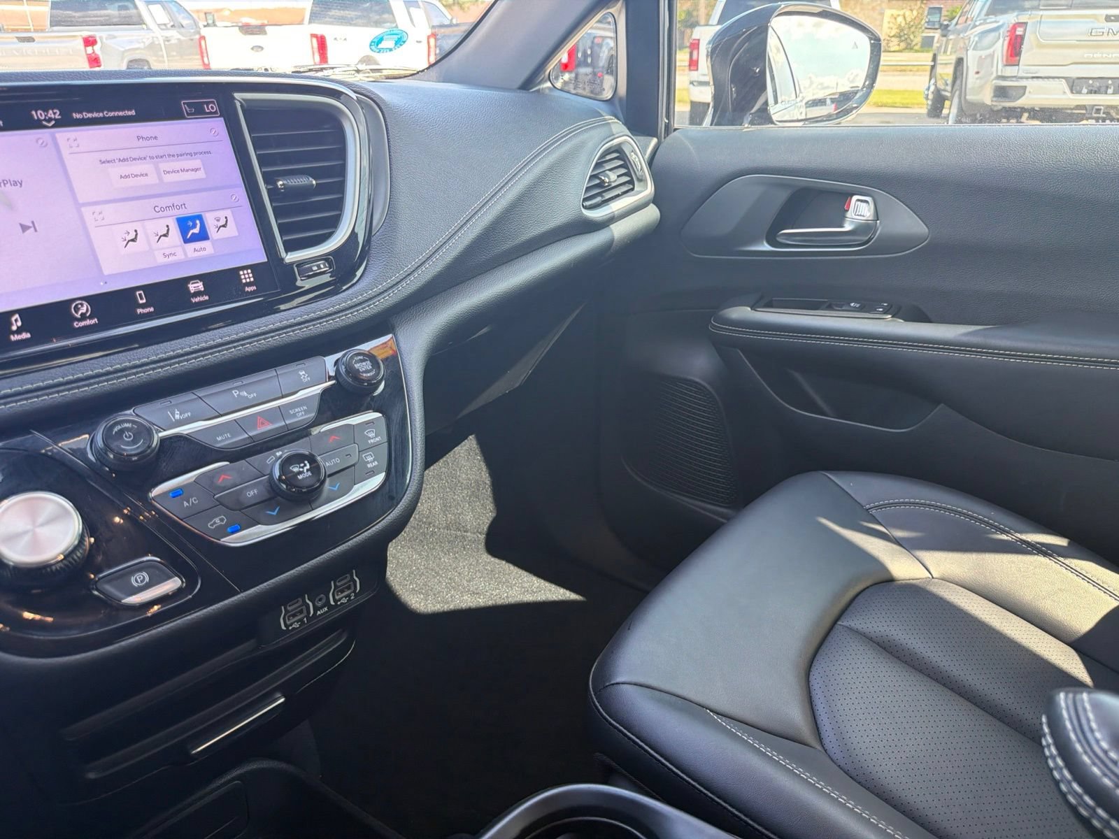 Used 2025 Chrysler Pacifica Select FWD image 31