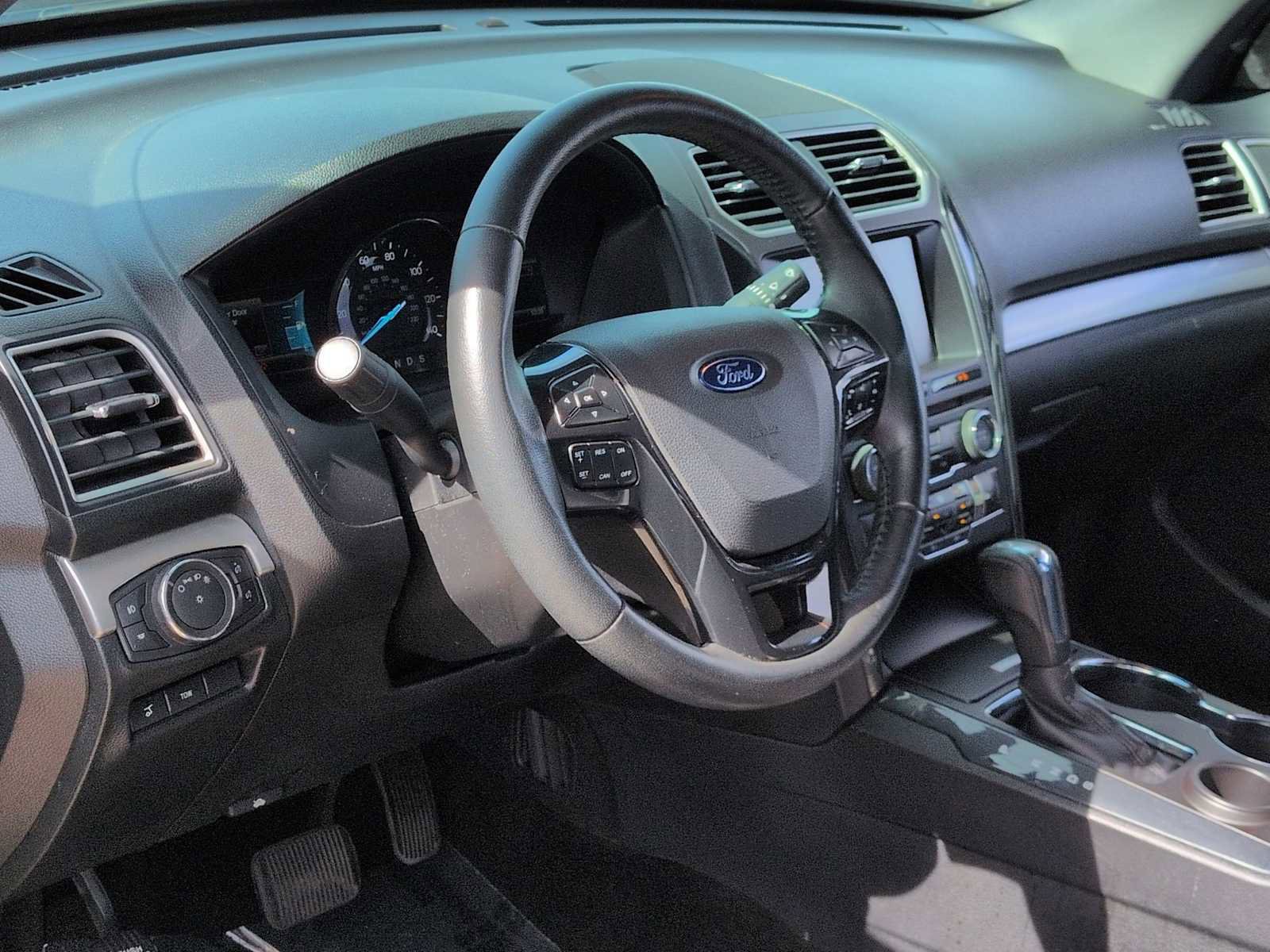 Used 2016 Ford Explorer XLT w/ Equipment Group 202A image 10