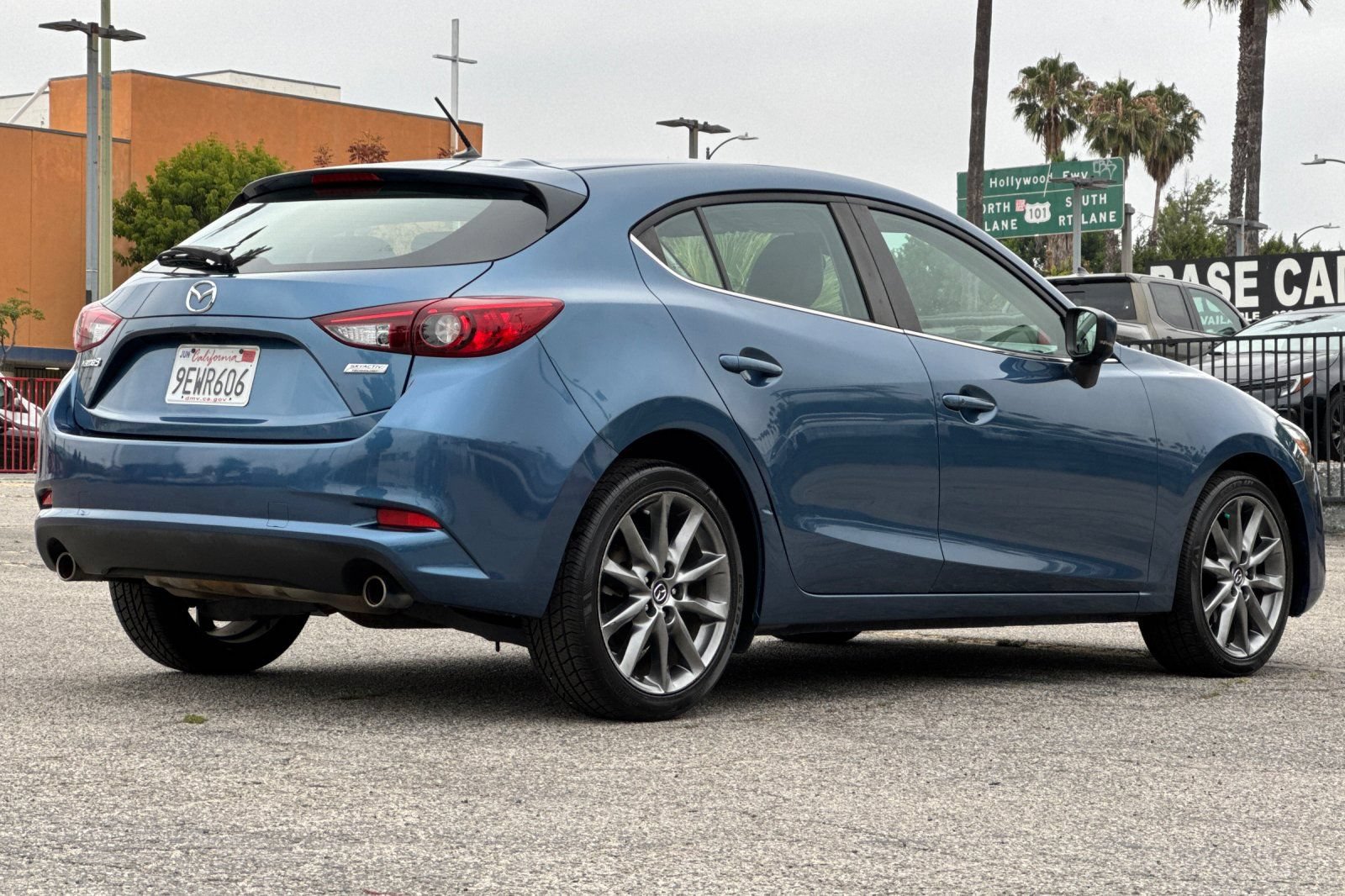 Used 2018 MAZDA MAZDA3 Touring FWD image 4