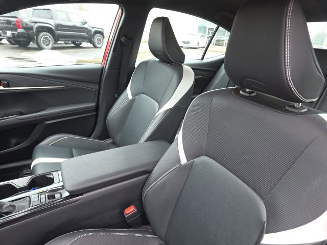 Used 2025 Toyota Camry SE image 9