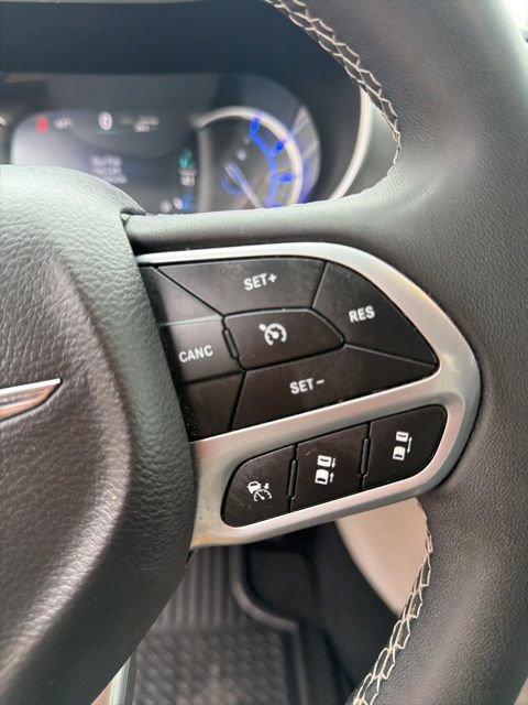 Used 2024 Chrysler Pacifica Limited FWD image 6