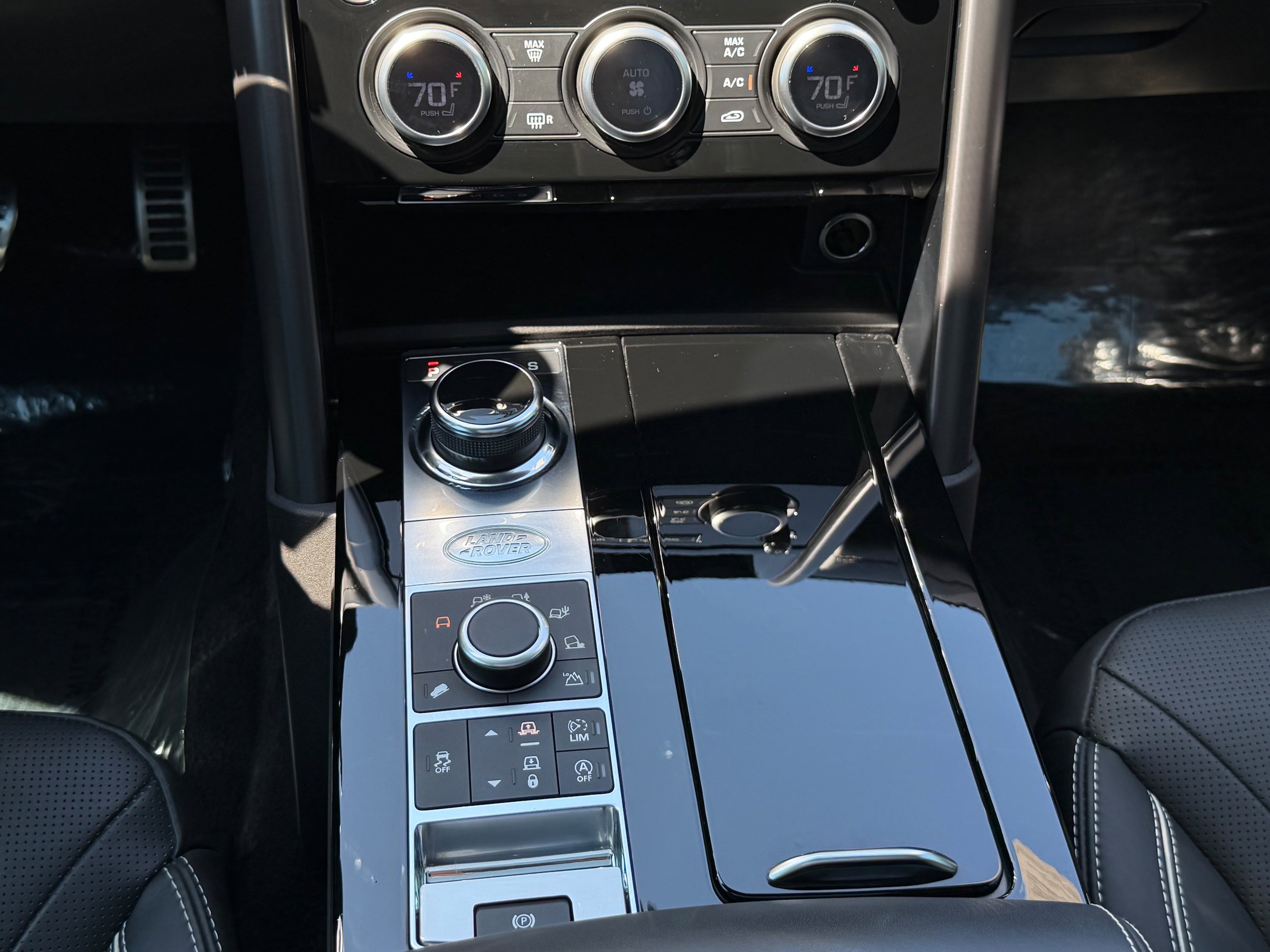 Used 2018 Land Rover Discovery HSE Luxury AWD/4WD image 16