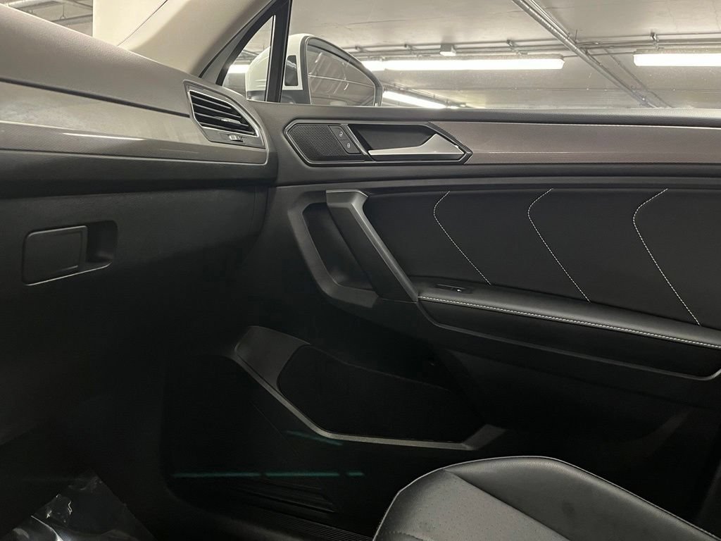 Used 2023 Volkswagen Tiguan SE w/ Panoramic Sunroof Package FWD image 32
