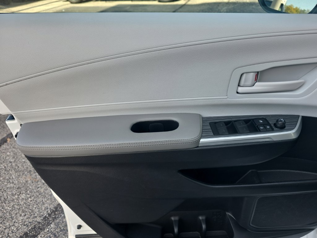 Certified 2025 Toyota Sienna LE FWD image 15