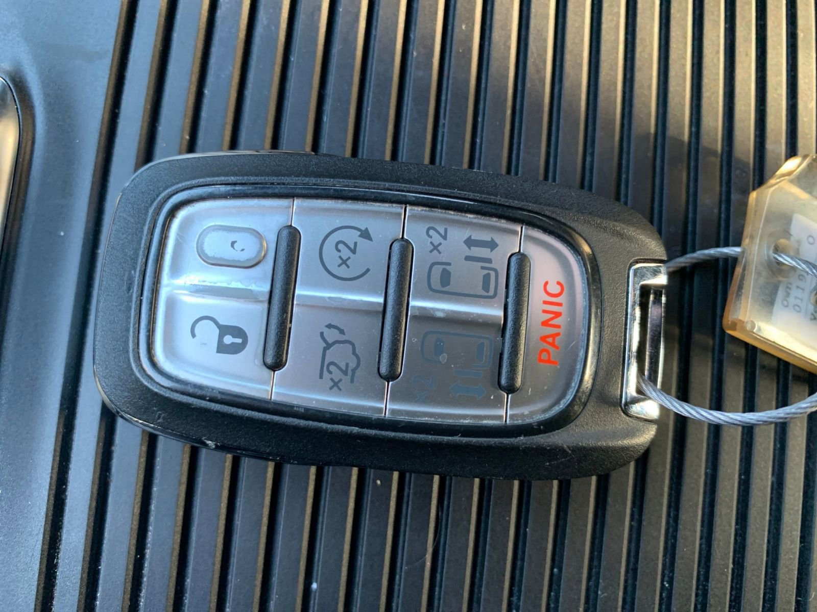 Used 2025 Chrysler Pacifica Limited image 24