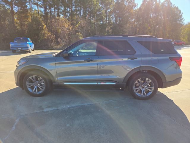 Used 2025 Ford Explorer Active w/ Active Comfort Package image 2