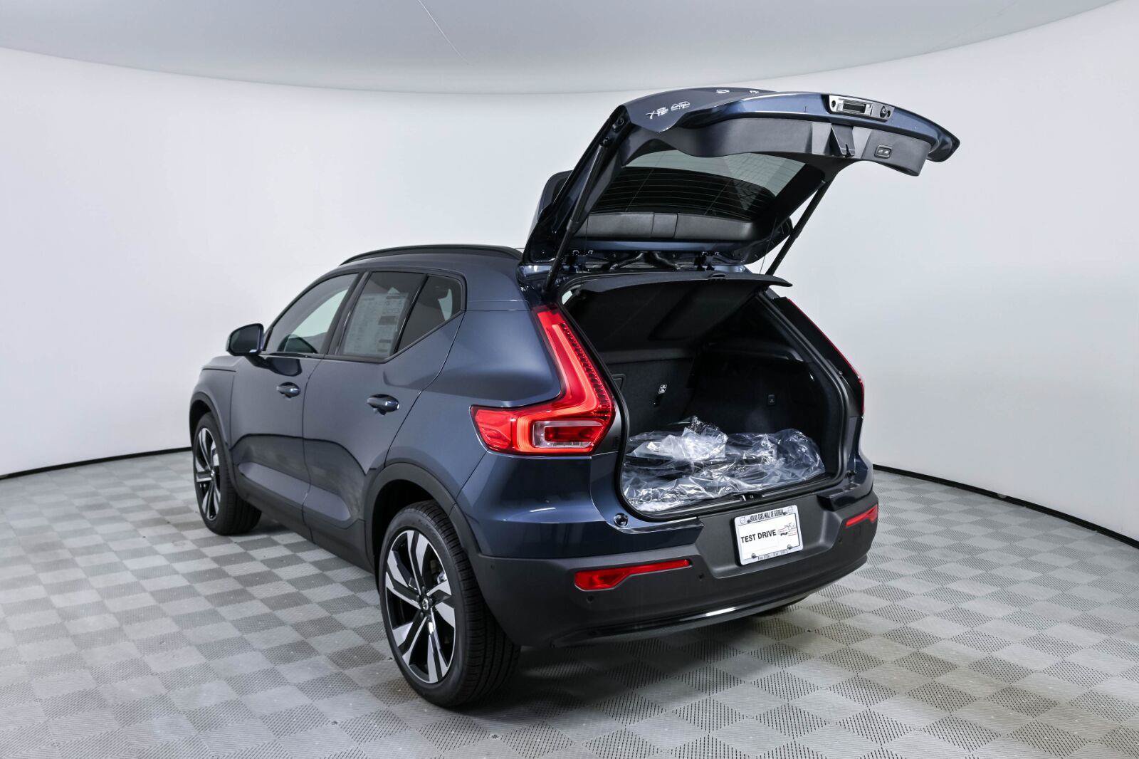 New 2026 Volvo XC40 B5 Ultra w/ Protection Package Premier AWD/4WD image 32