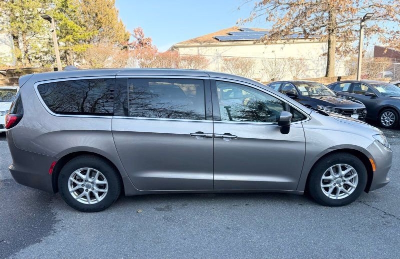 Used 2017 Chrysler Pacifica Touring FWD image 6