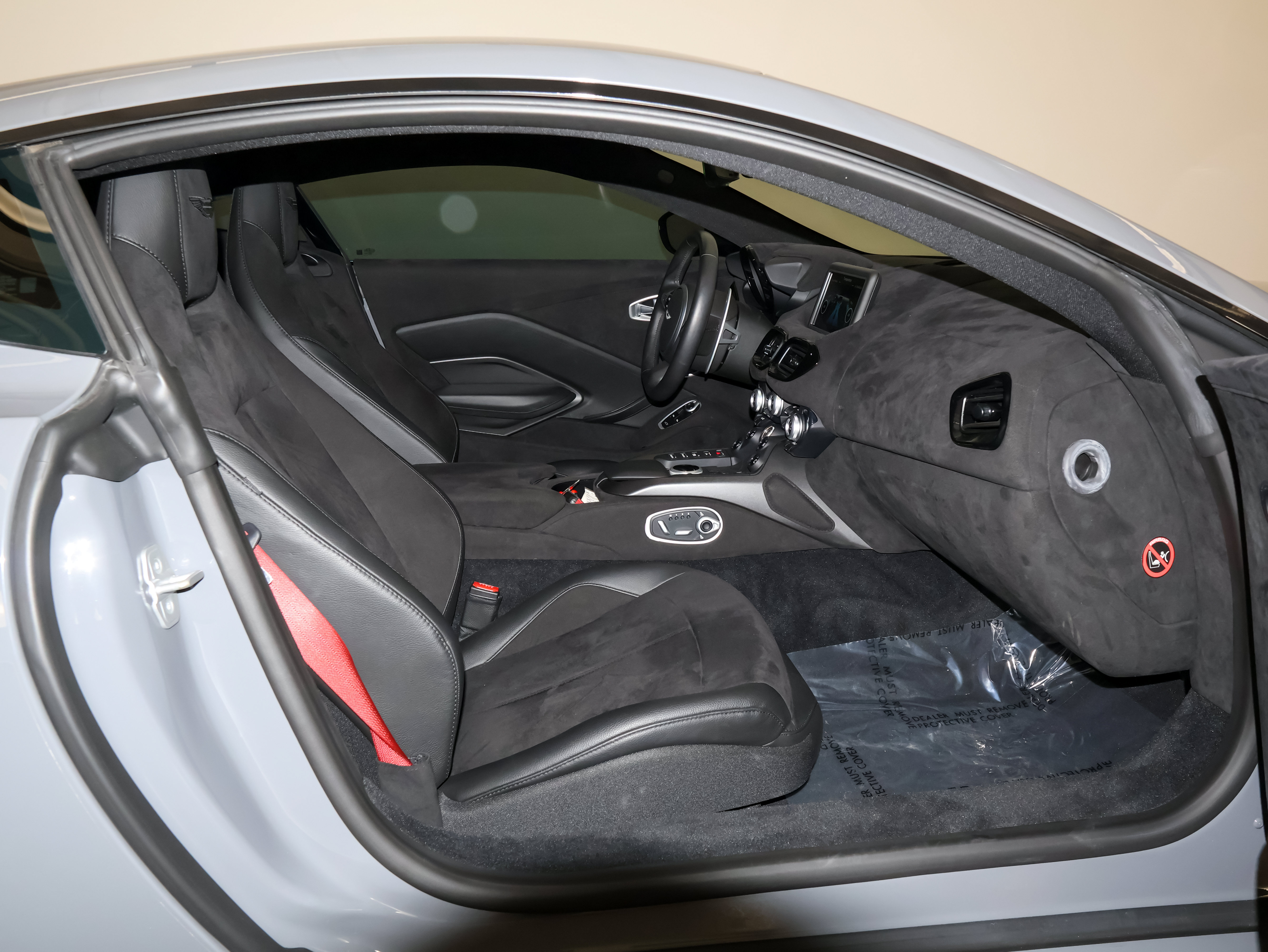 Used 2021 Aston Martin V8 Vantage Coupe RWD image 36