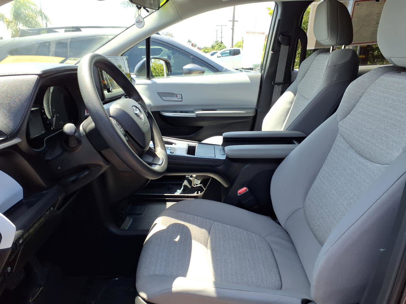 Certified 2025 Toyota Sienna LE FWD image 18
