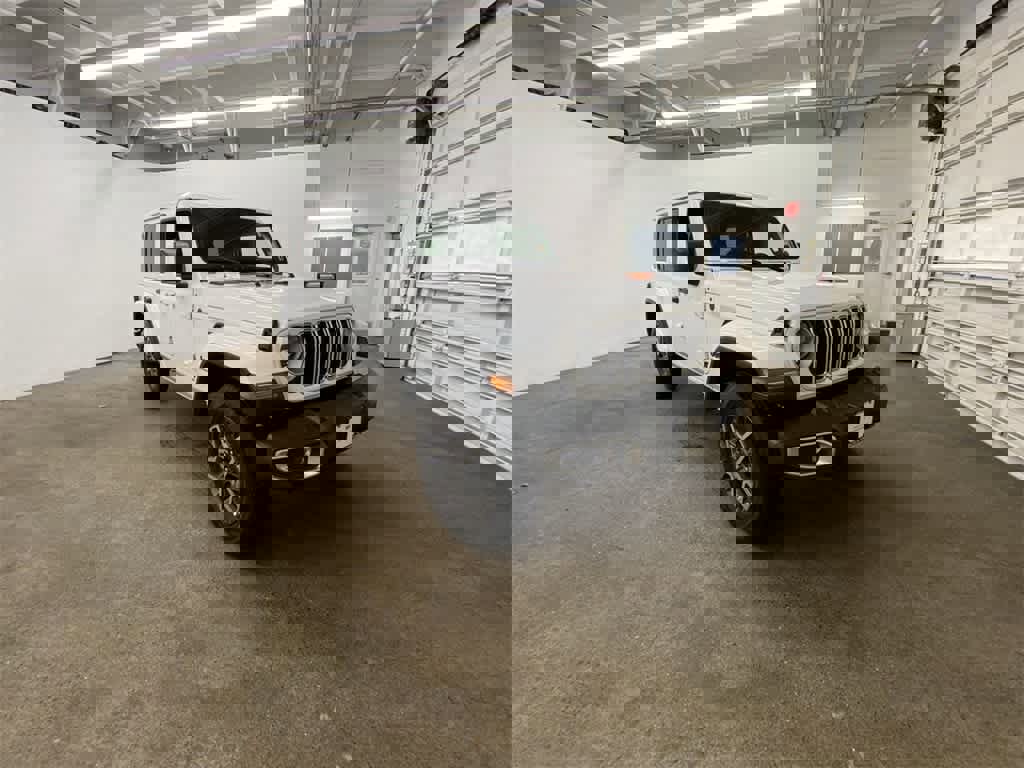 Used 2025 Jeep Wrangler Sahara image 8