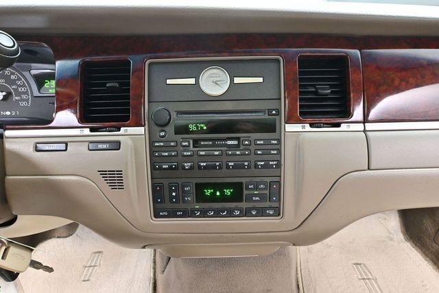 Used 2004 Lincoln Town Car Ultimate RWD image 27