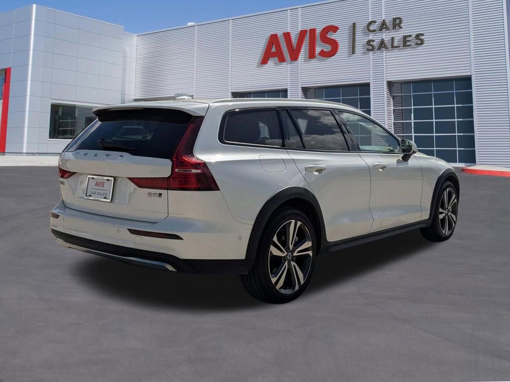 Used 2025 Volvo V60 B5 Cross Country Plus image 6