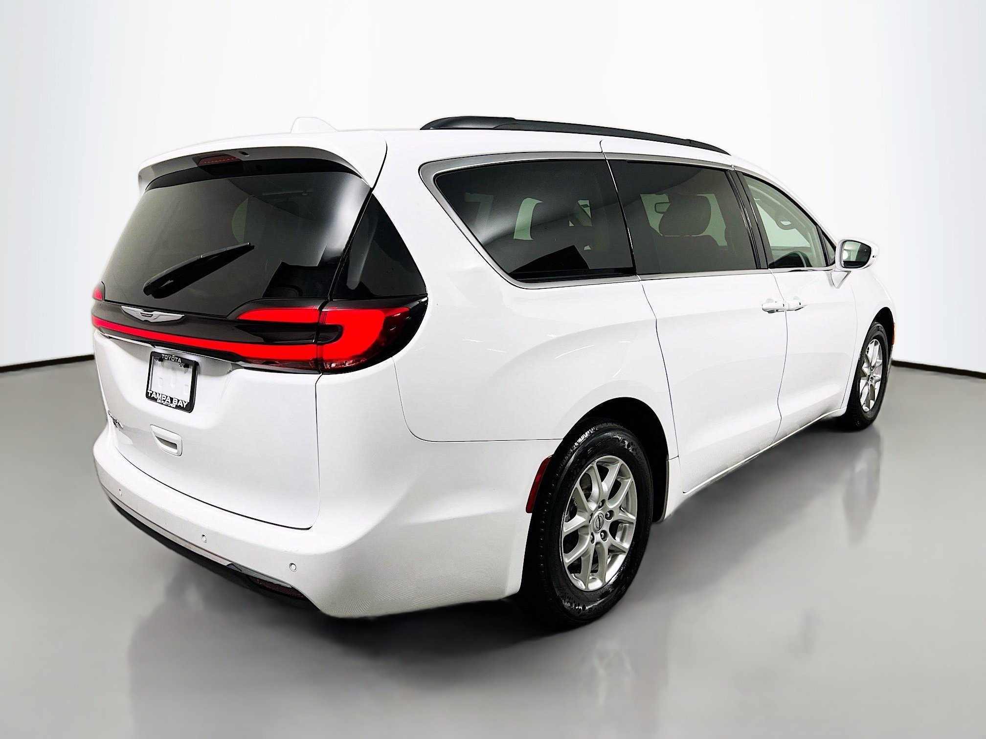 Used 2022 Chrysler Pacifica Touring-L image 4