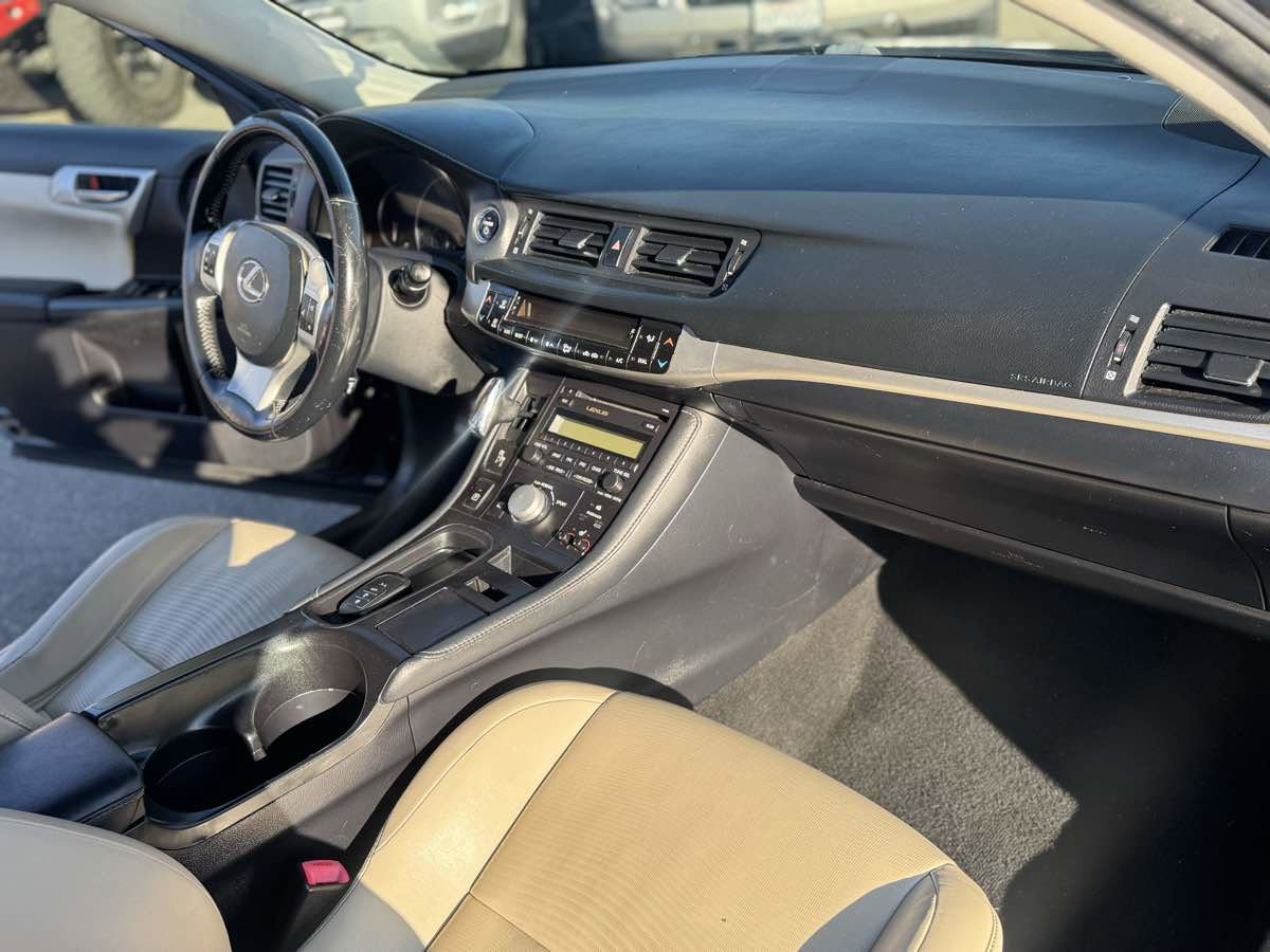 Used 2011 Lexus CT 200h image 12