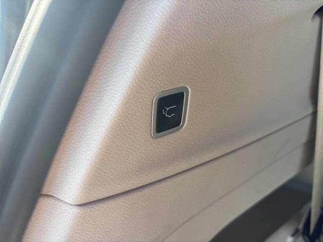 Used 2023 Chrysler Voyager LX image 33