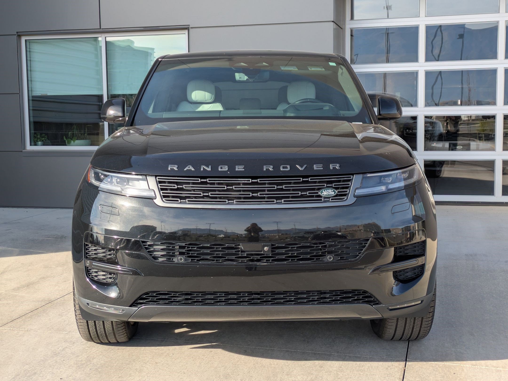 Used 2024 Land Rover Range Rover Sport SE image 2