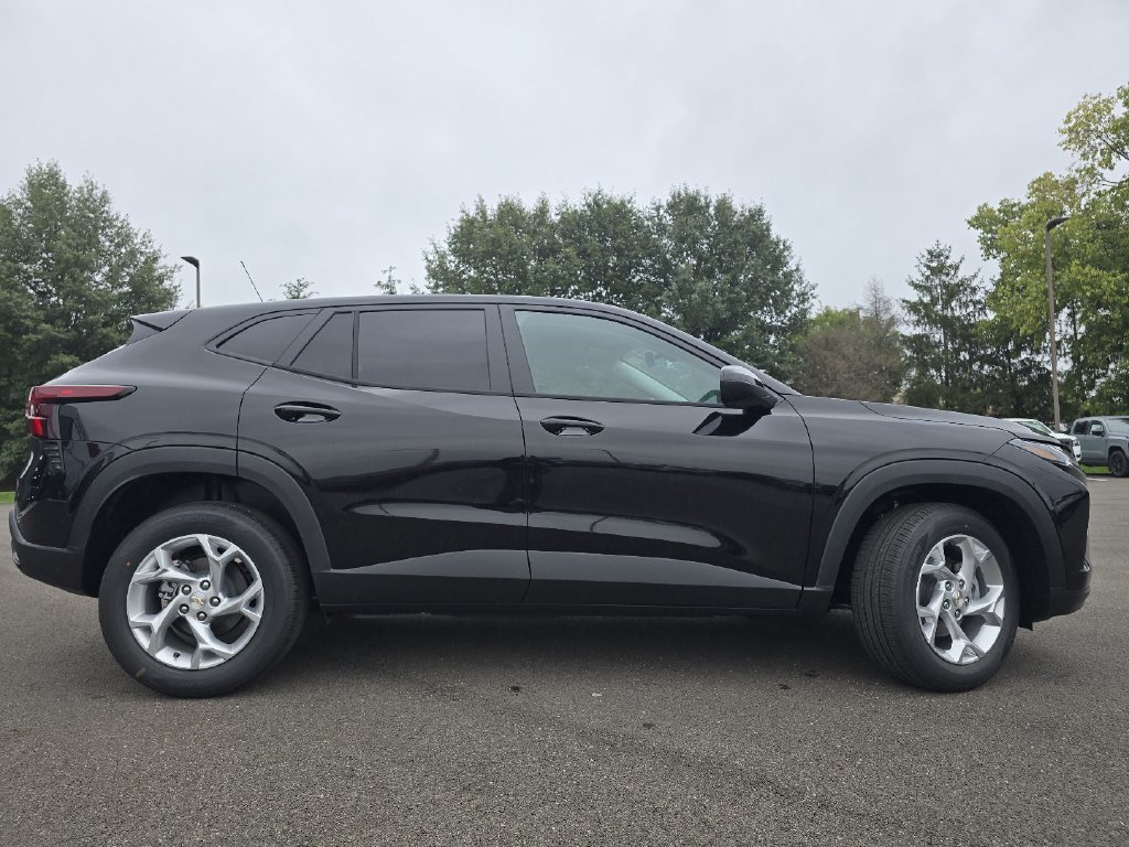 New 2026 Chevrolet Trax LS w/ LS Convenience Package FWD image 5