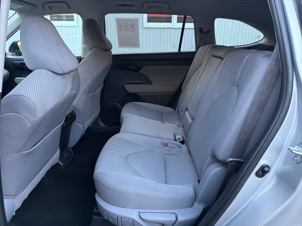 Used 2020 Toyota Highlander LE FWD image 11