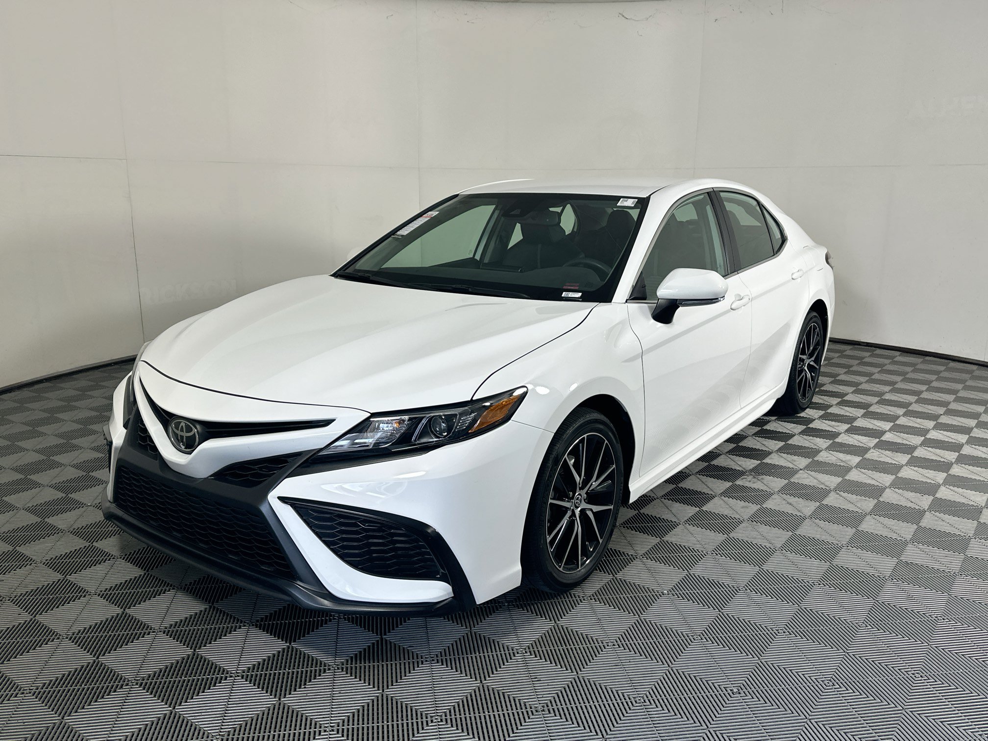 Used 2024 Toyota Camry SE w/ Convenience Package FWD image 7