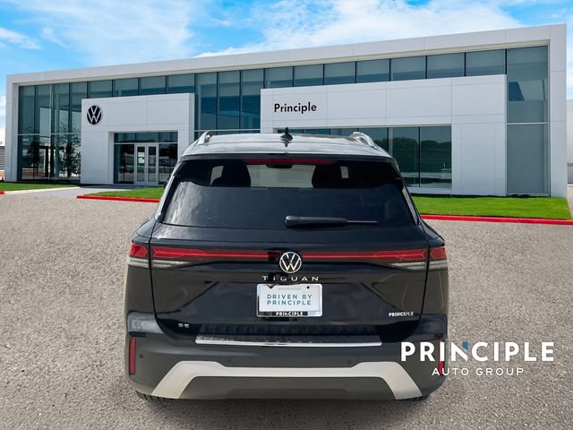Used 2025 Volkswagen Tiguan SE FWD image 7