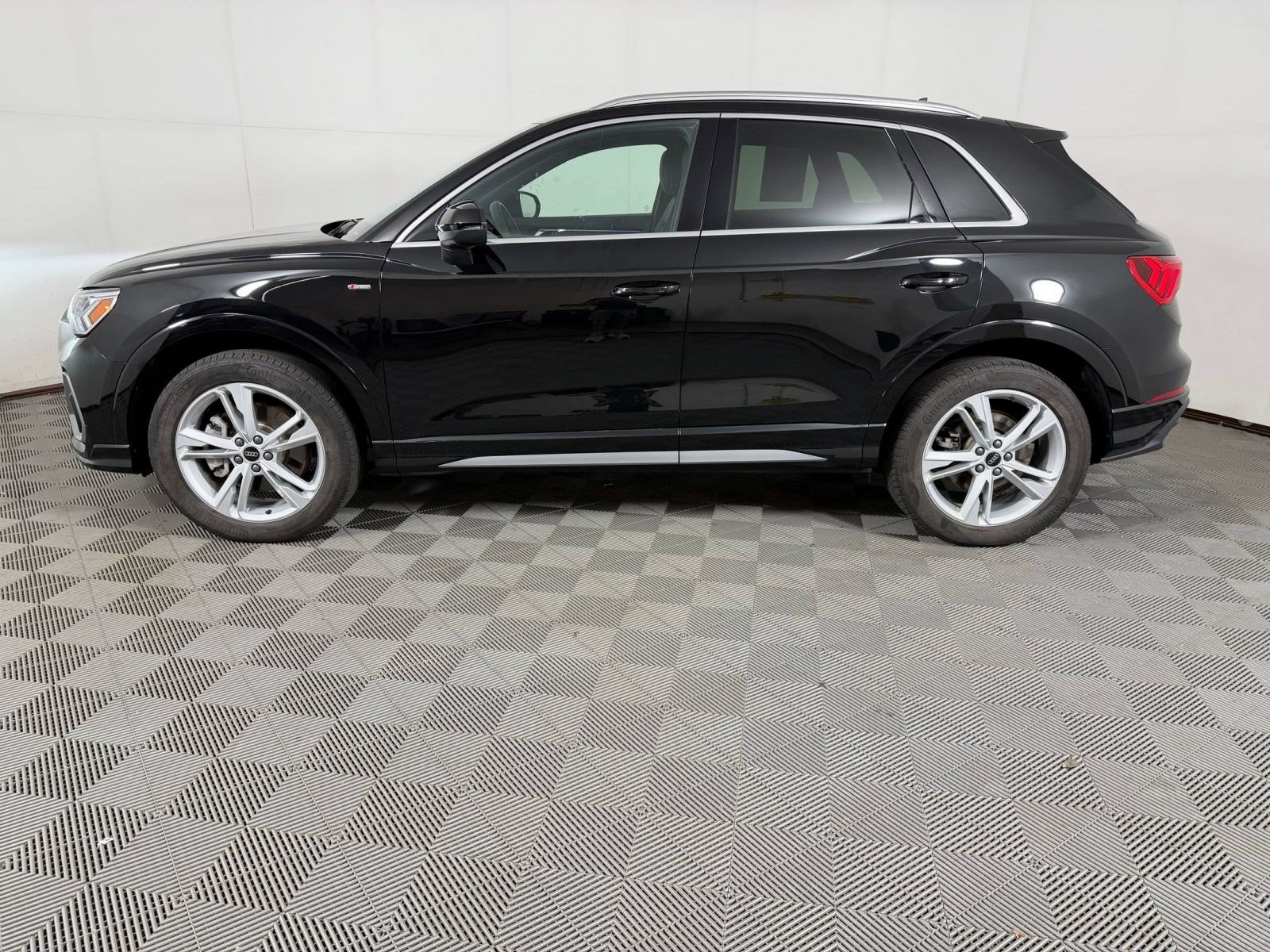 Used 2023 Audi Q3 2.0T Premium Plus w/ Premium Plus Package AWD/4WD image 2