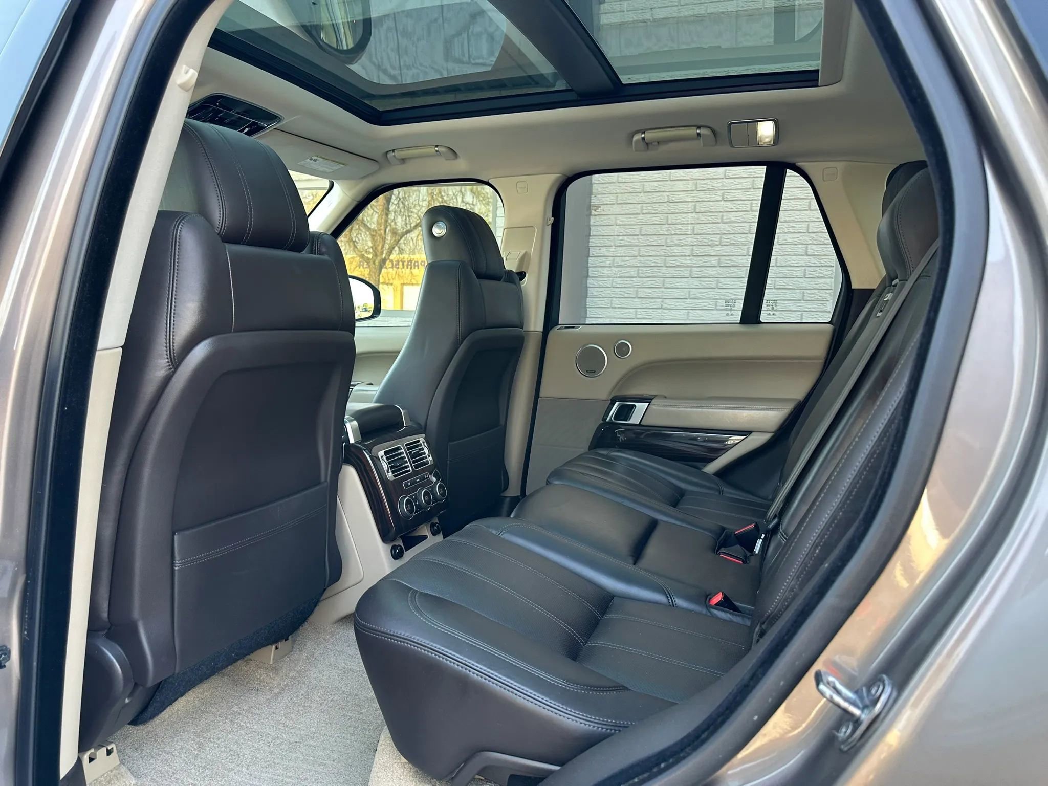 Used 2016 Land Rover Range Rover HSE image 18