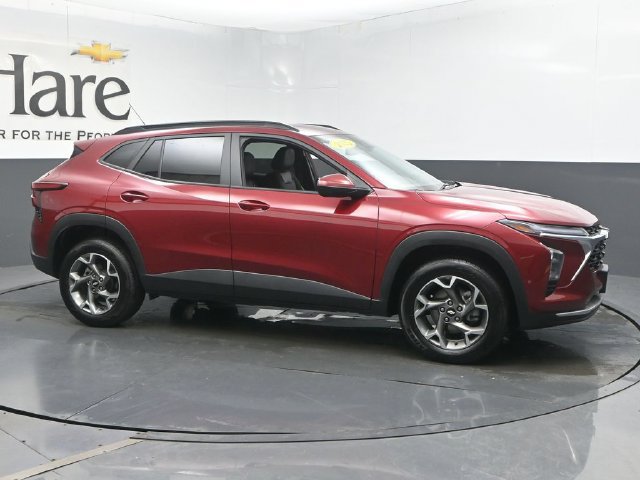 Used 2025 Chevrolet Trax LT FWD image 1