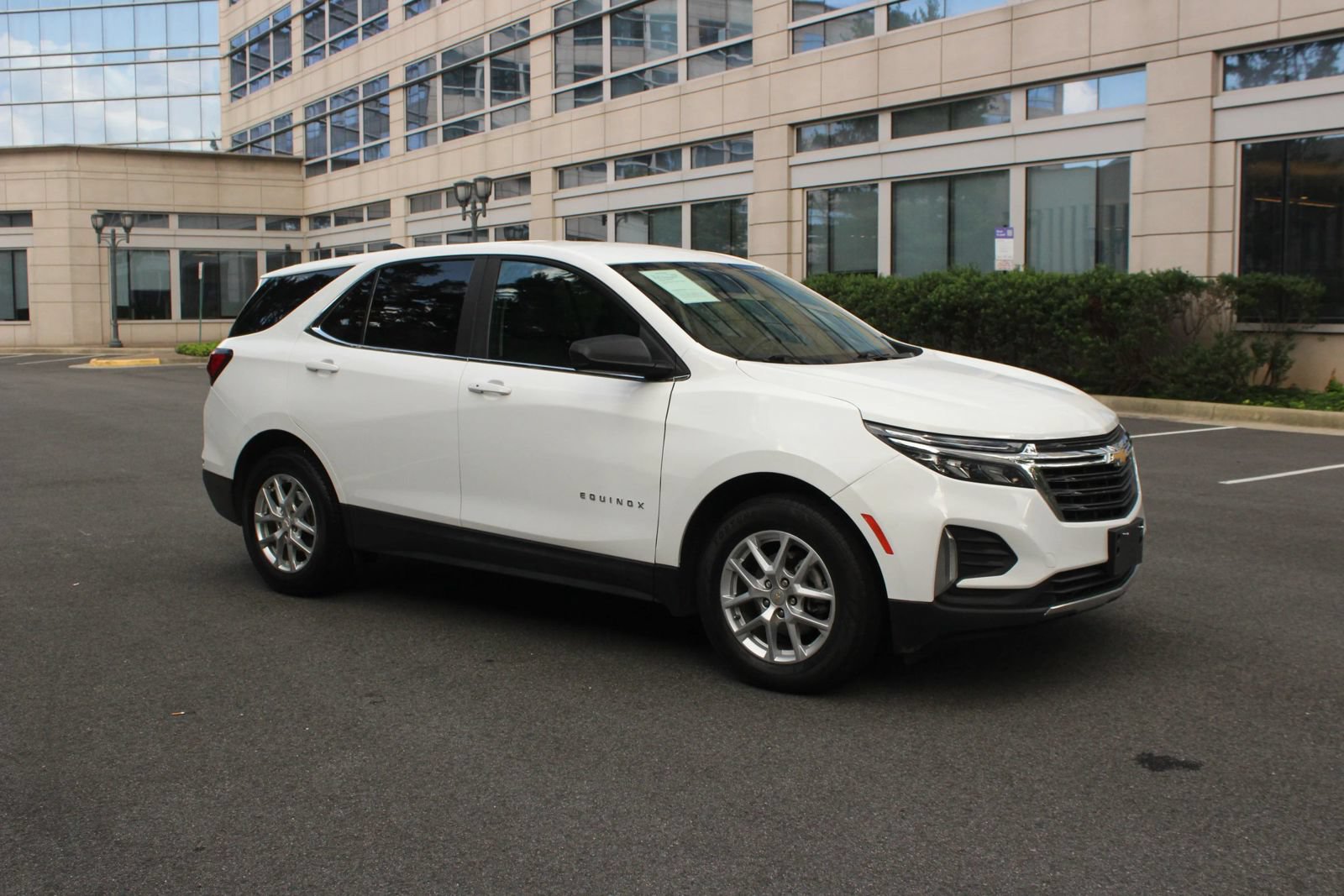 Used 2022 Chevrolet Equinox LT FWD image 2