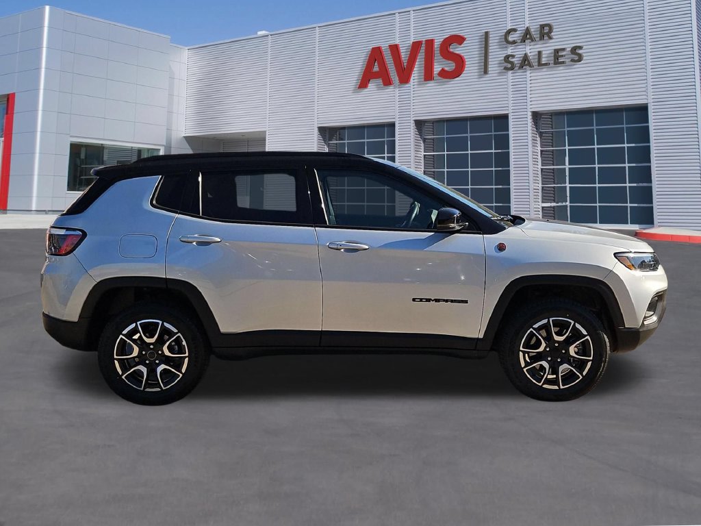 Used 2025 Jeep Compass Trailhawk AWD/4WD image 4