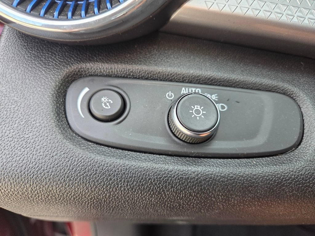 Used 2025 Chevrolet Trax LT w/ LT Convenience Package FWD image 12