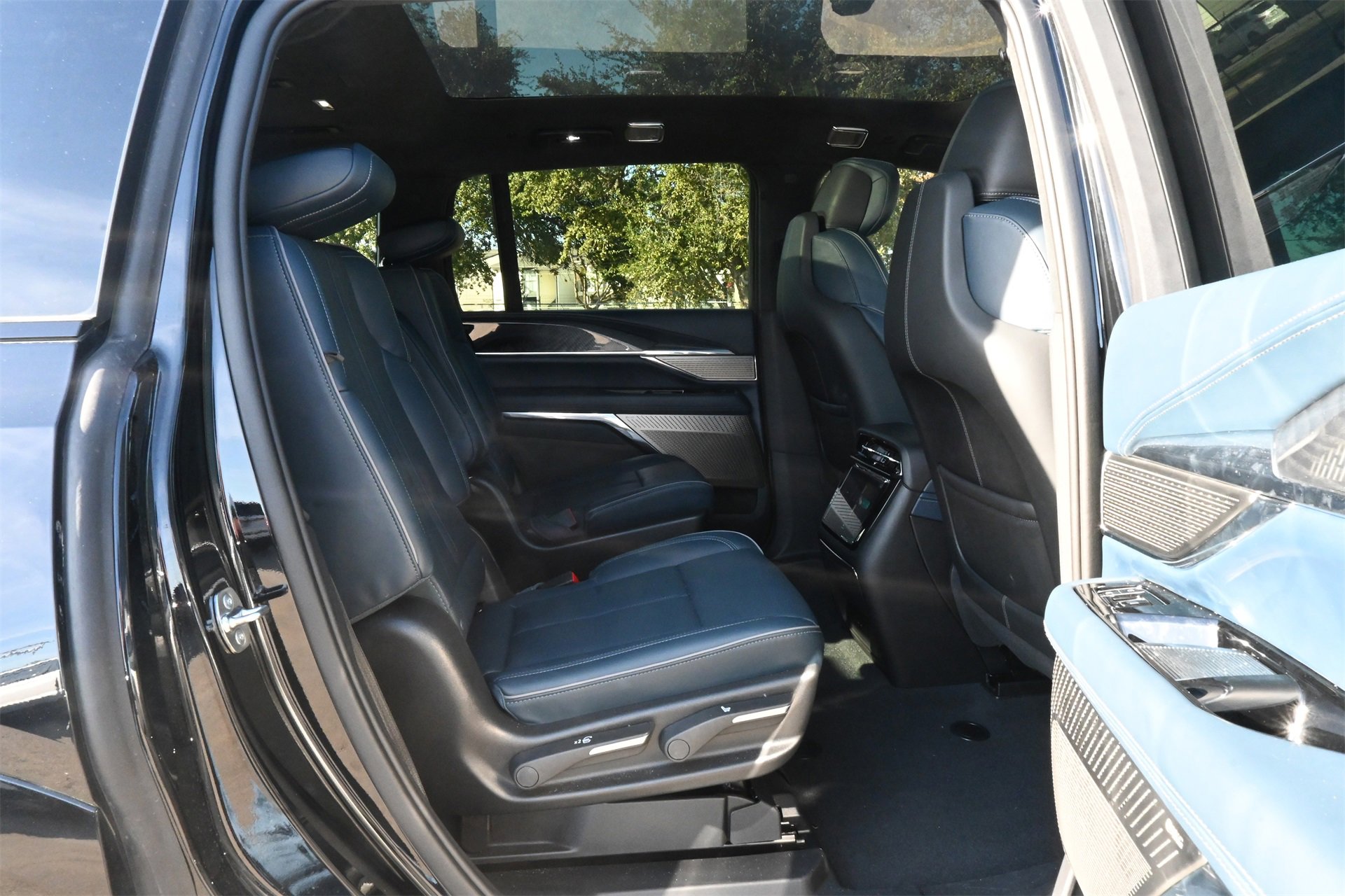 New 2025 Cadillac Escalade IQ Luxury 2 image 24