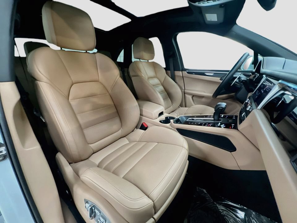 Certified 2026 Porsche Macan AWD/4WD image 30