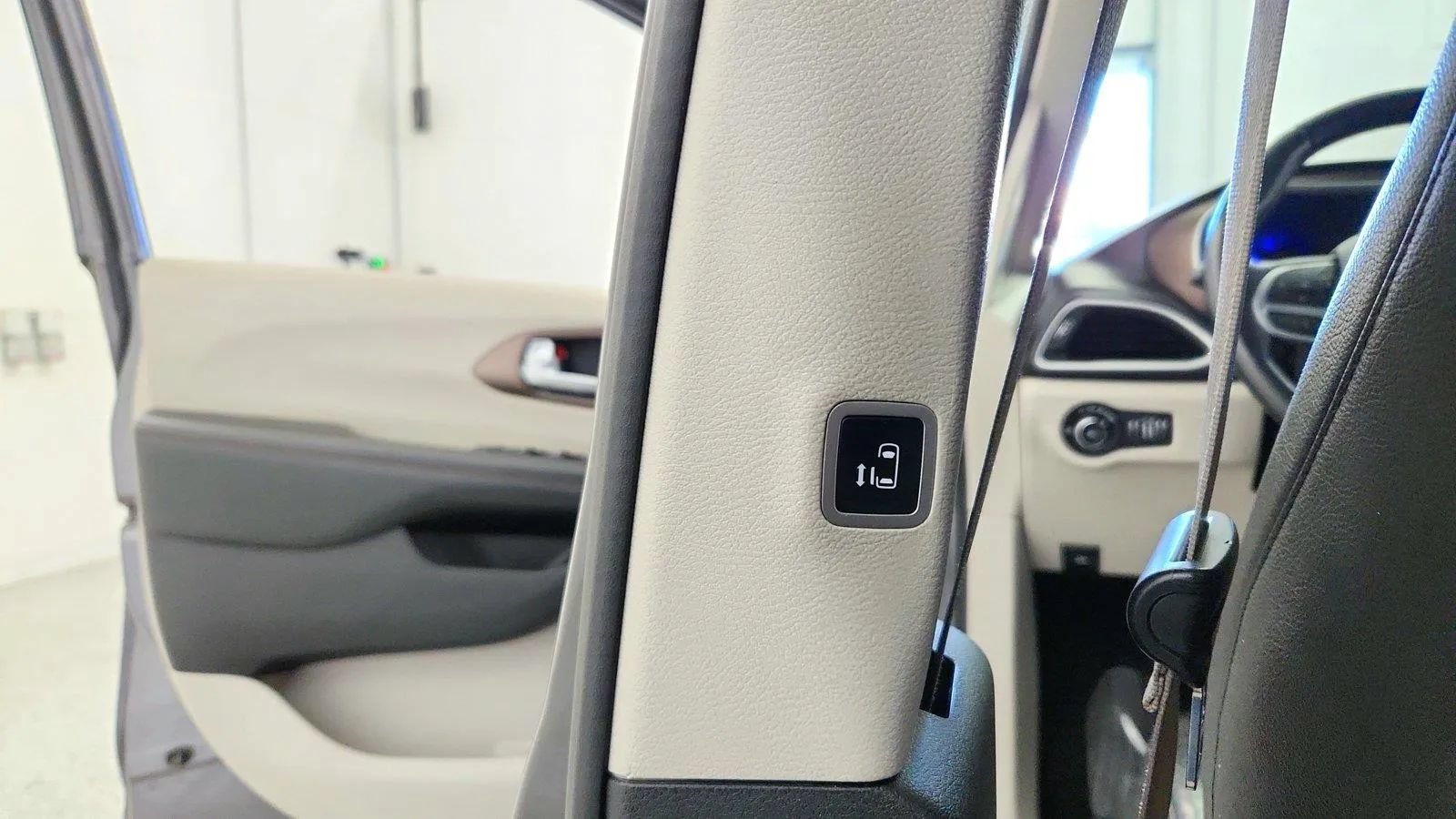 Used 2019 Chrysler Pacifica Touring-L FWD image 29