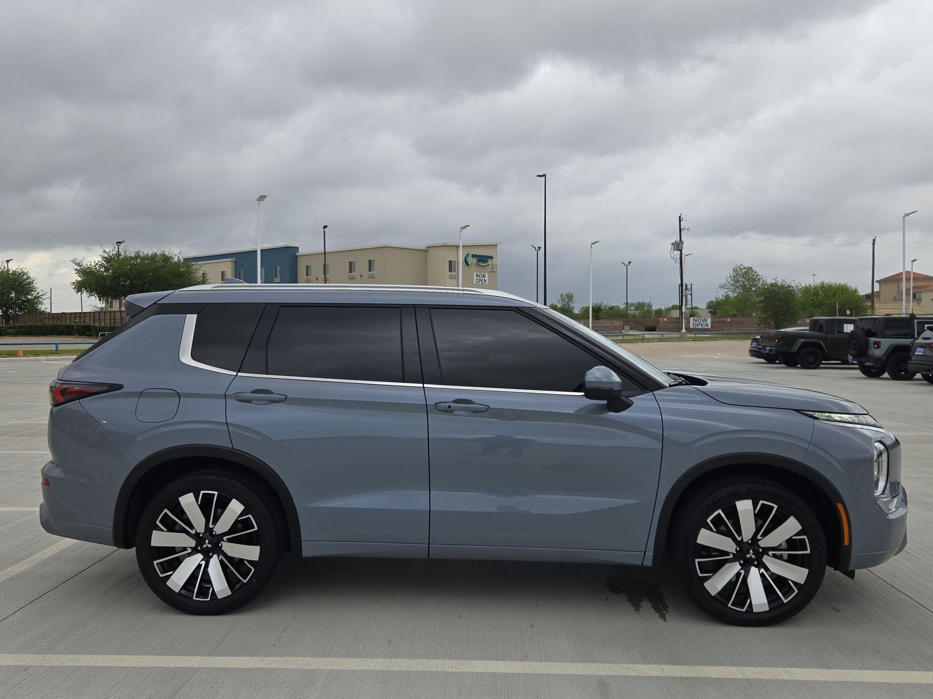 Used 2025 Mitsubishi Outlander SEL image 2